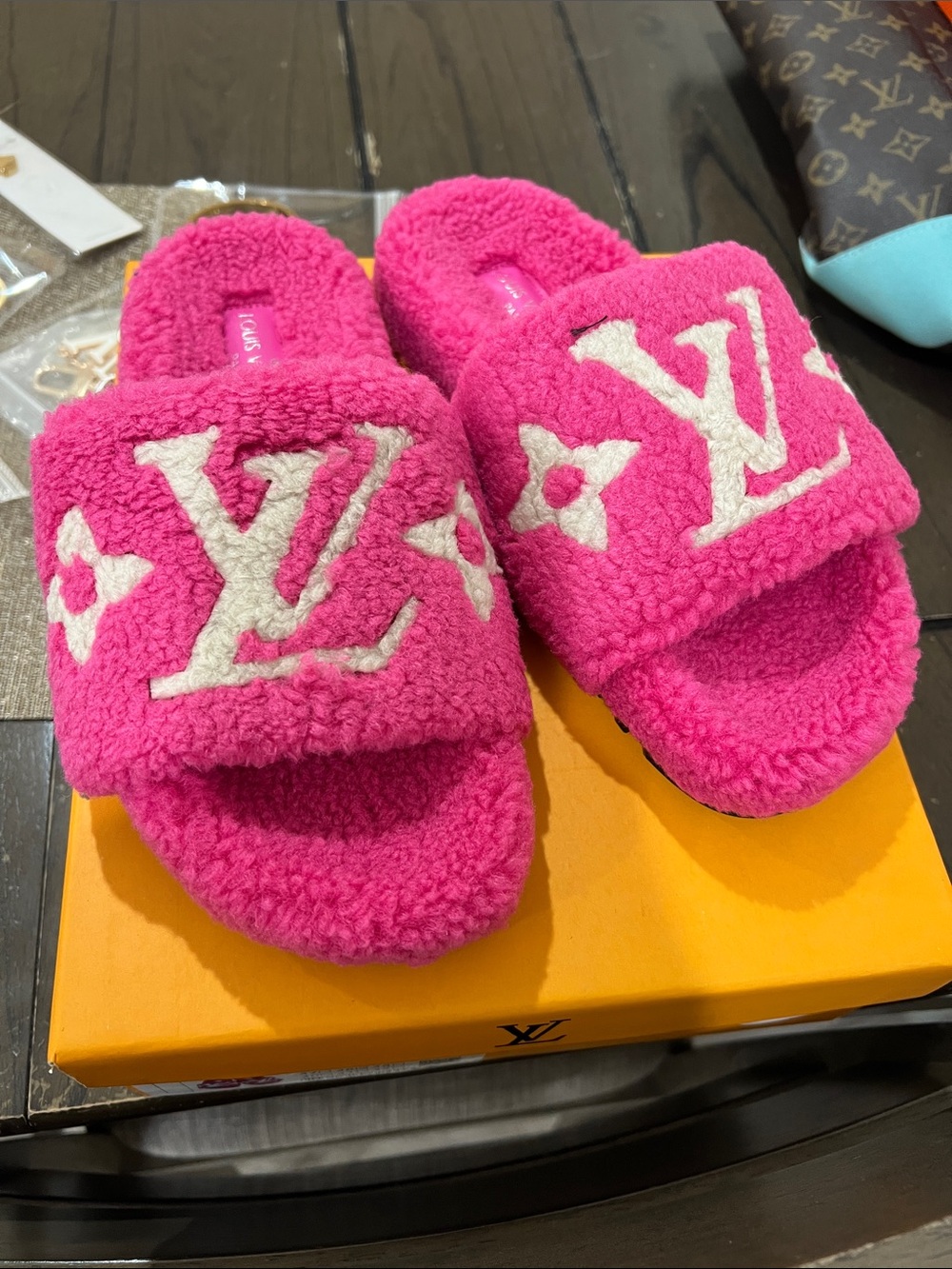 Bright Pink Plush woman Slide Sandals size 7